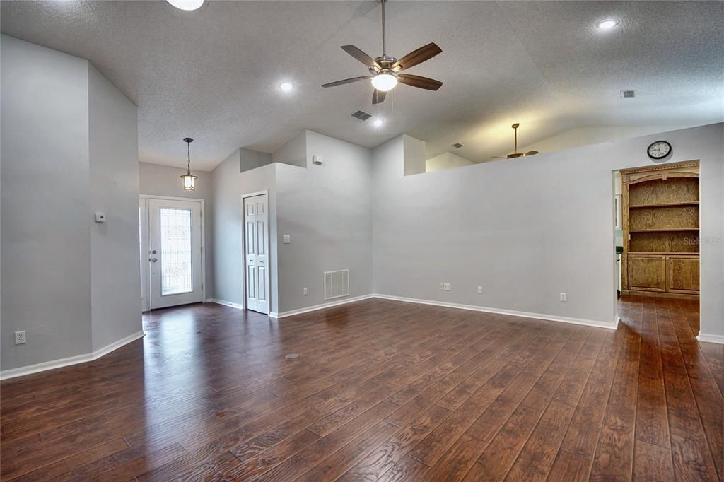 For Sale: $294,900 (3 beds, 2 baths, 1652 Square Feet)