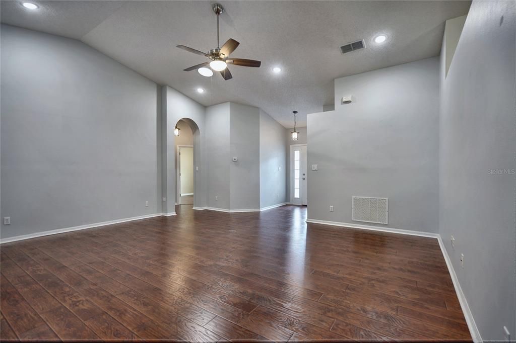 For Sale: $294,900 (3 beds, 2 baths, 1652 Square Feet)