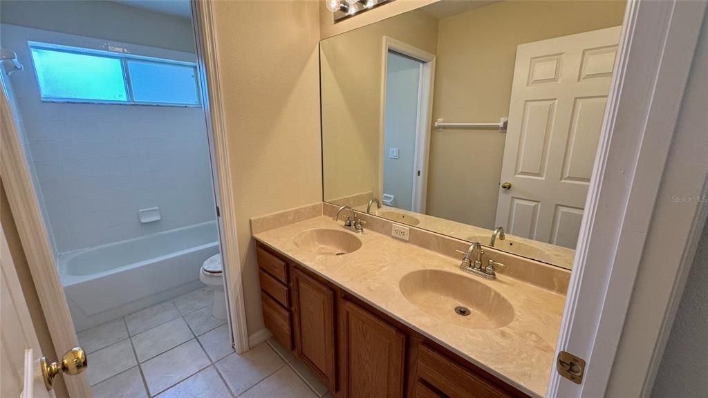 En Venta: $439,000 (4 camas, 2 baños, 3363 Pies cuadrados)