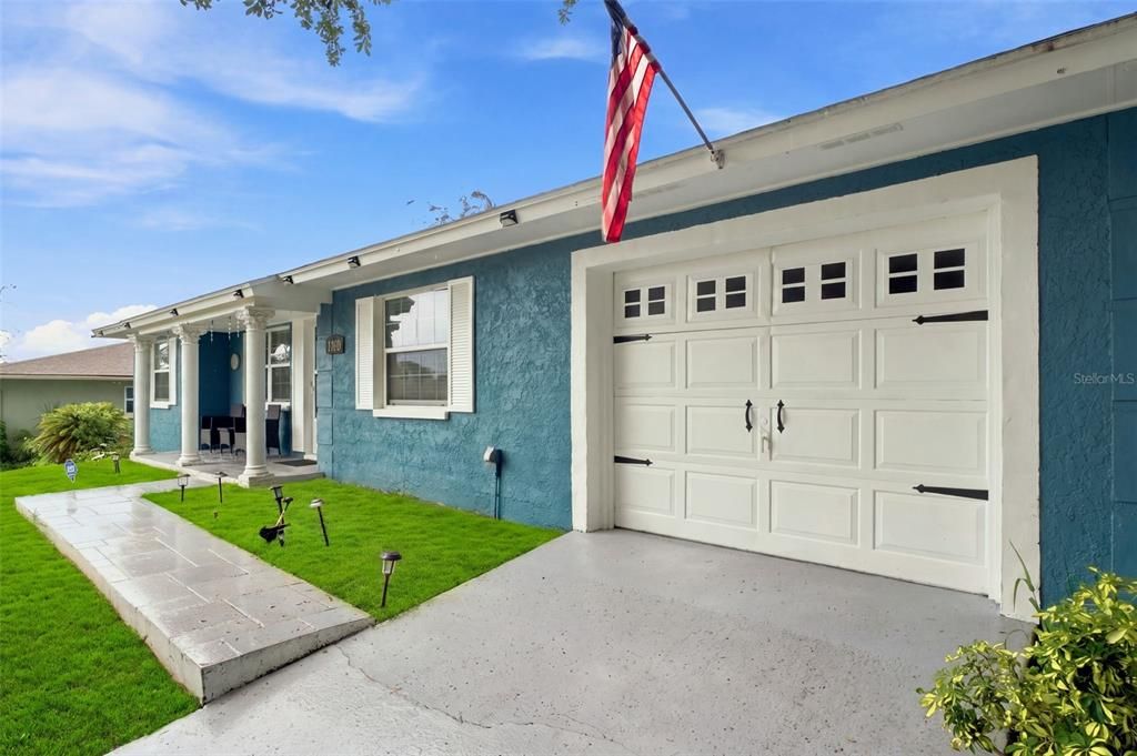 For Sale: $285,000 (2 beds, 2 baths, 1036 Square Feet)