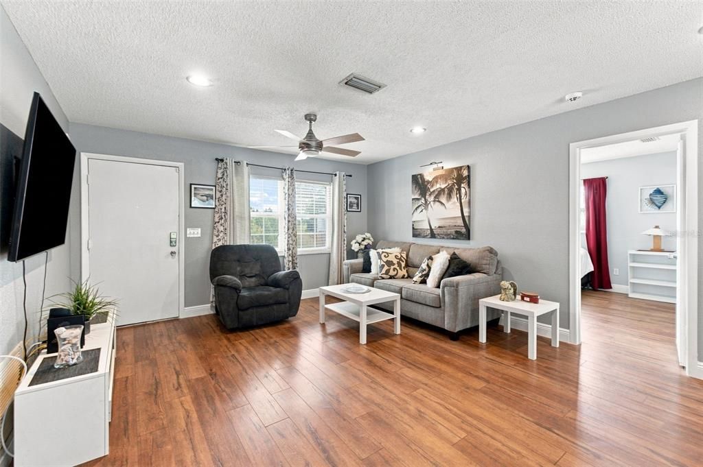 For Sale: $285,000 (2 beds, 2 baths, 1036 Square Feet)