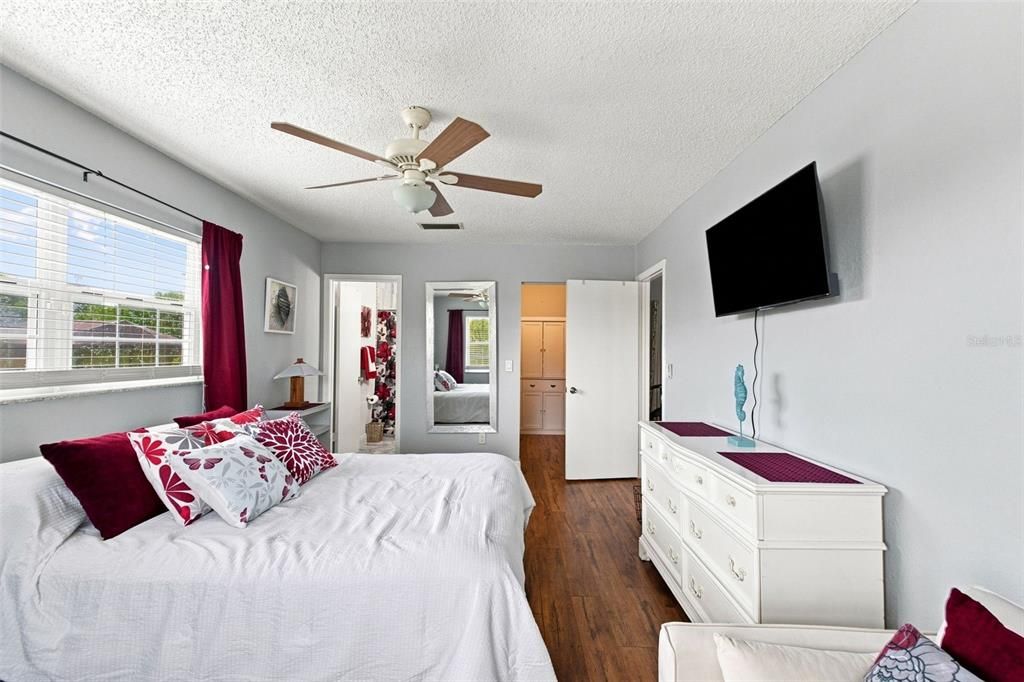 For Sale: $285,000 (2 beds, 2 baths, 1036 Square Feet)
