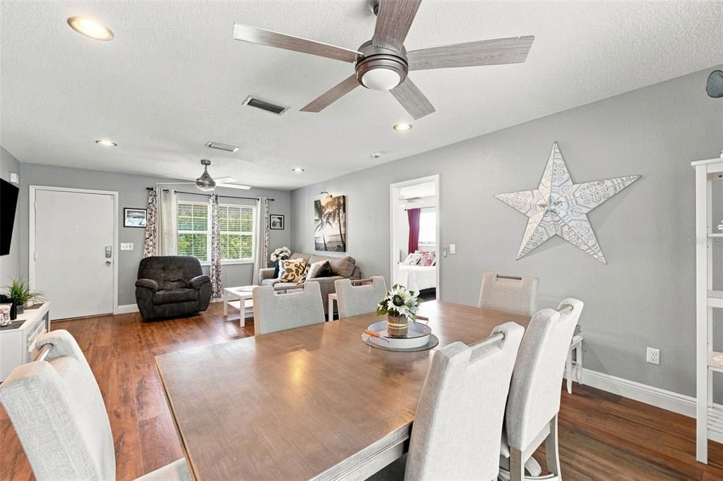 For Sale: $285,000 (2 beds, 2 baths, 1036 Square Feet)
