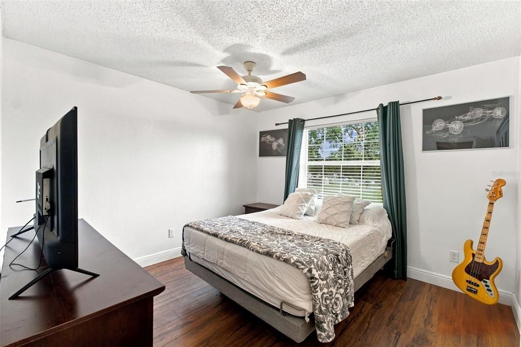 For Sale: $285,000 (2 beds, 2 baths, 1036 Square Feet)