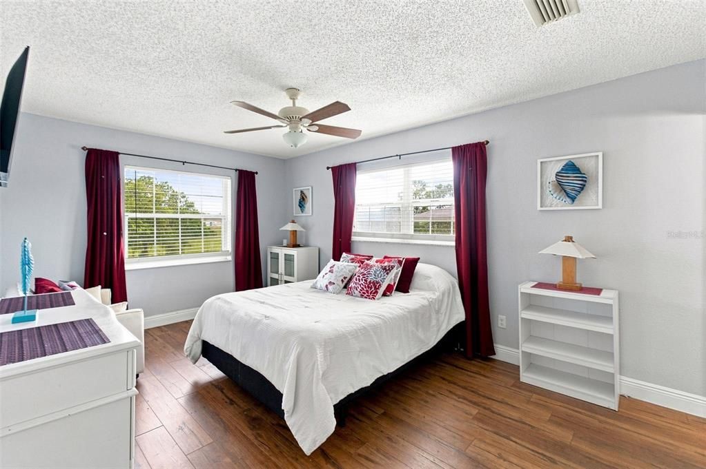 For Sale: $285,000 (2 beds, 2 baths, 1036 Square Feet)