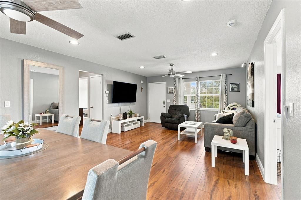 For Sale: $285,000 (2 beds, 2 baths, 1036 Square Feet)