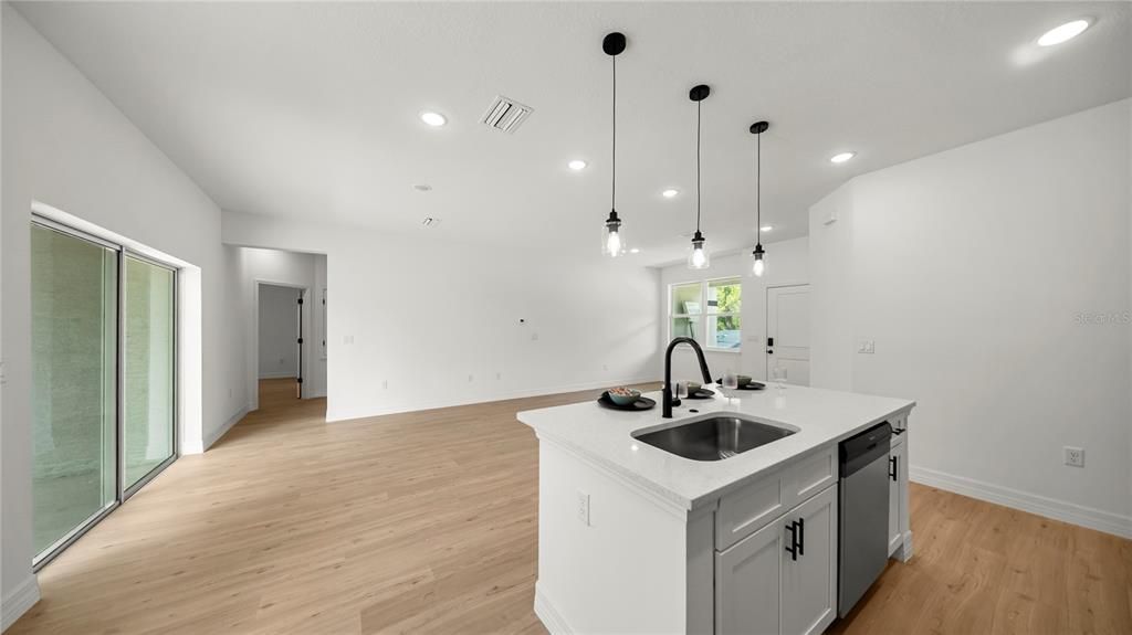 En Venta: $272,000 (4 camas, 2 baños, 1587 Pies cuadrados)