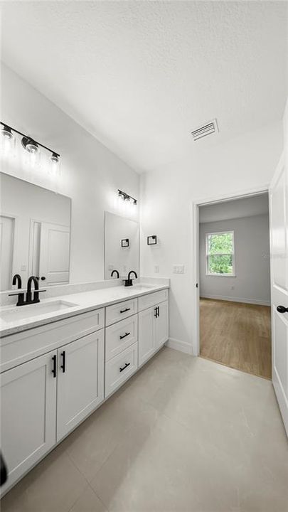 En Venta: $272,000 (4 camas, 2 baños, 1587 Pies cuadrados)