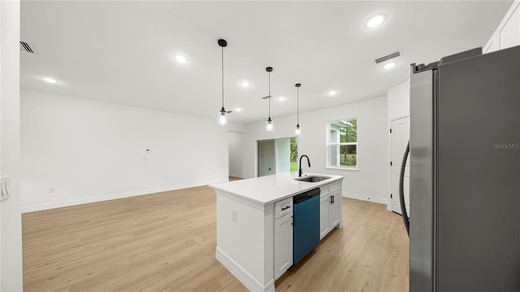 En Venta: $272,000 (4 camas, 2 baños, 1587 Pies cuadrados)