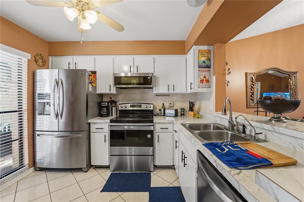 For Sale: $129,900 (2 beds, 2 baths, 1073 Square Feet)
