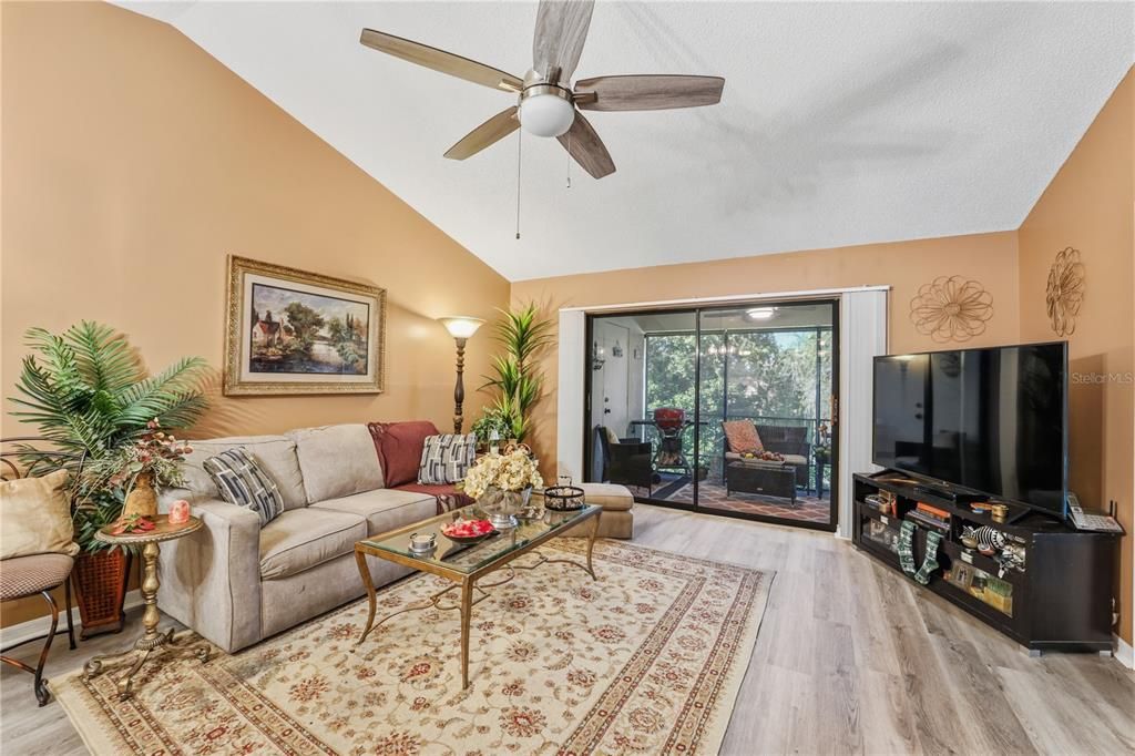 For Sale: $129,900 (2 beds, 2 baths, 1073 Square Feet)