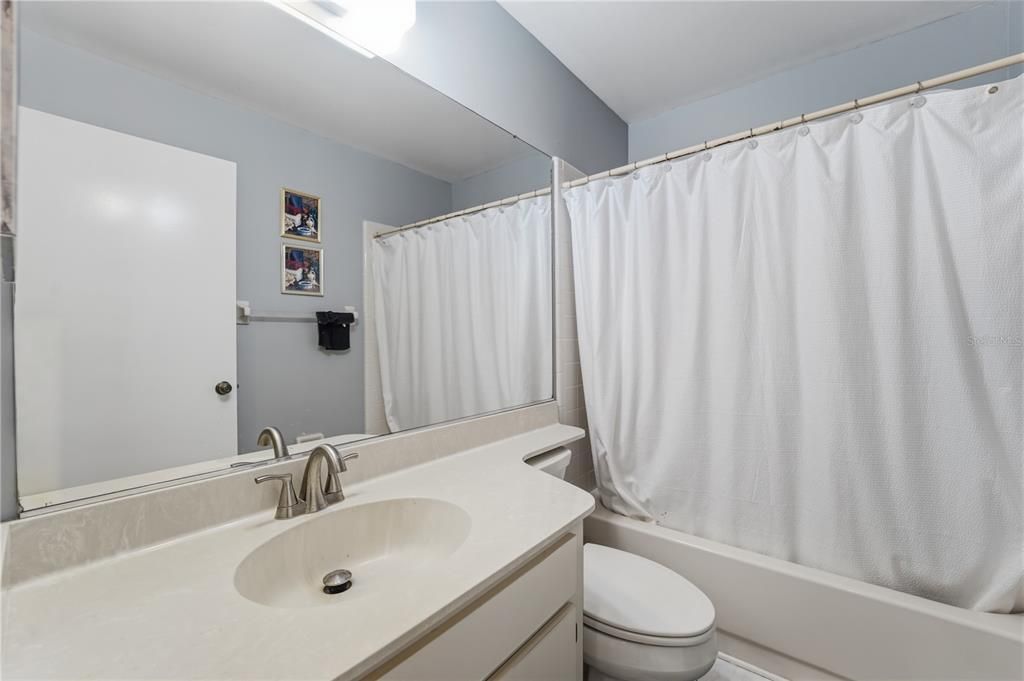 For Sale: $129,900 (2 beds, 2 baths, 1073 Square Feet)