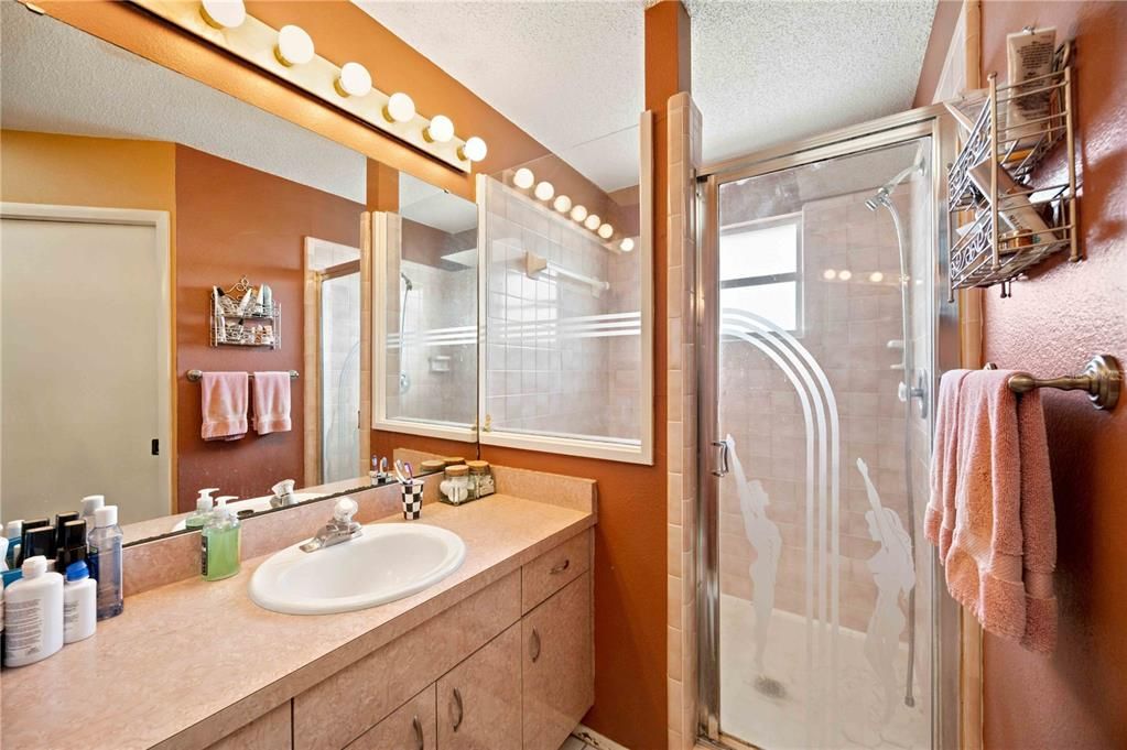 En Venta: $499,000 (4 camas, 2 baños, 1984 Pies cuadrados)
