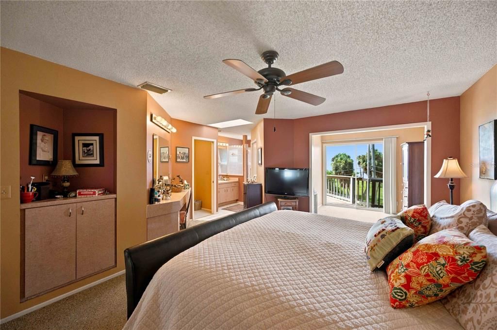 En Venta: $499,000 (4 camas, 2 baños, 1984 Pies cuadrados)