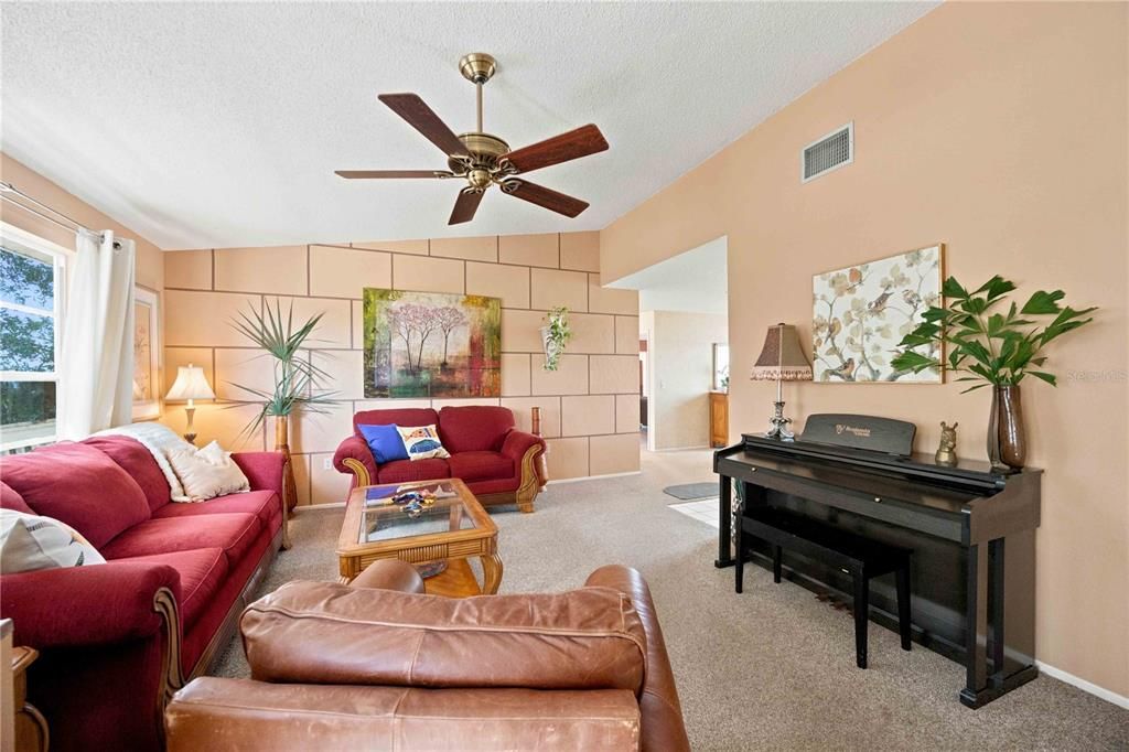En Venta: $499,000 (4 camas, 2 baños, 1984 Pies cuadrados)