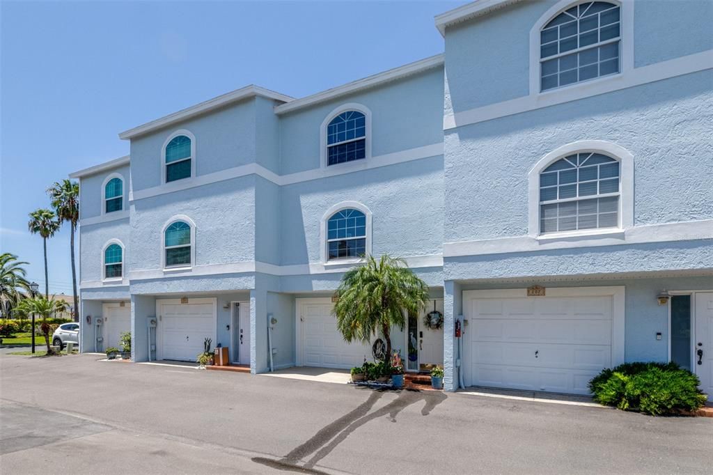 For Sale: $389,900 (2 beds, 2 baths, 1600 Square Feet)