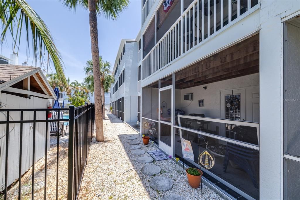 For Sale: $389,900 (2 beds, 2 baths, 1600 Square Feet)