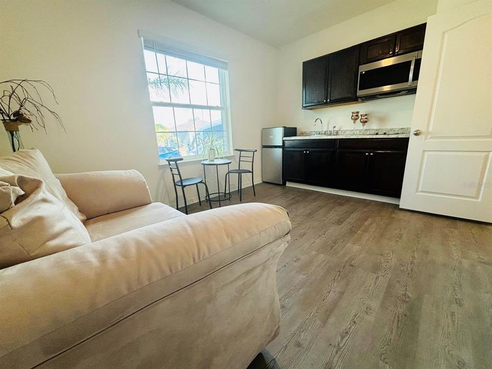 For Rent: $1,300 (1 beds, 1 baths, 525 Square Feet)