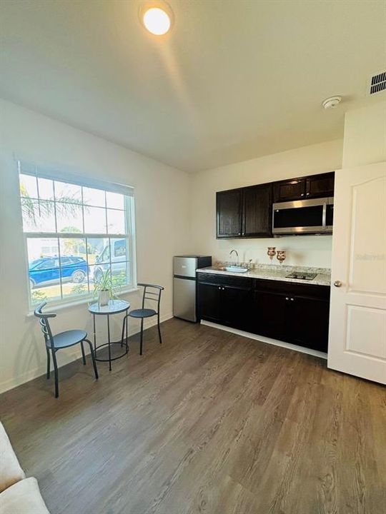 For Rent: $1,300 (1 beds, 1 baths, 525 Square Feet)