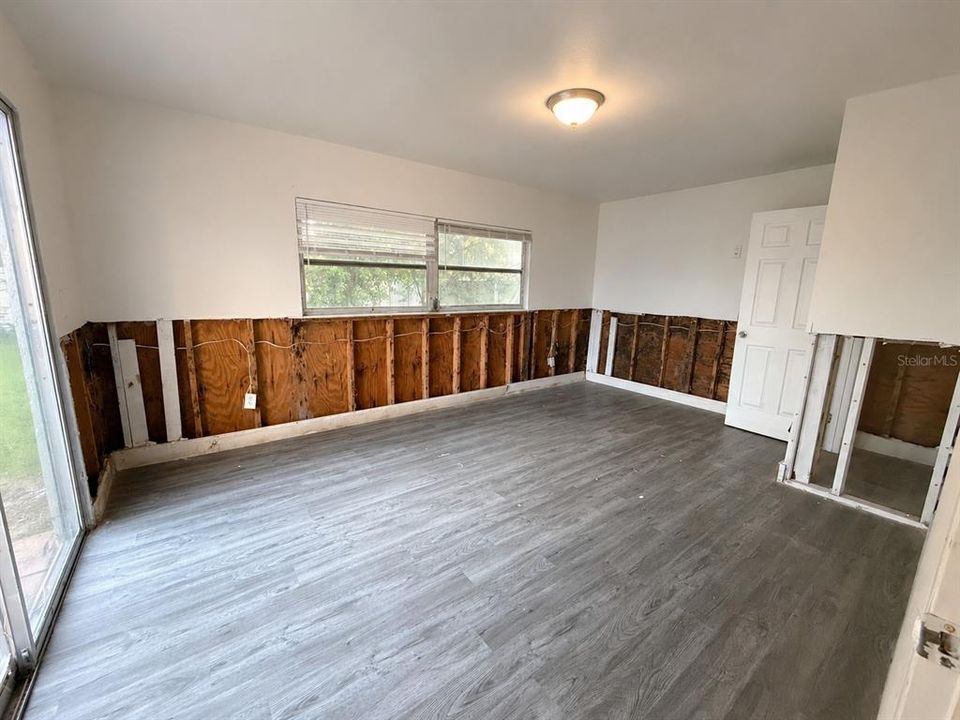 For Sale: $84,900 (3 beds, 1 baths, 948 Square Feet)