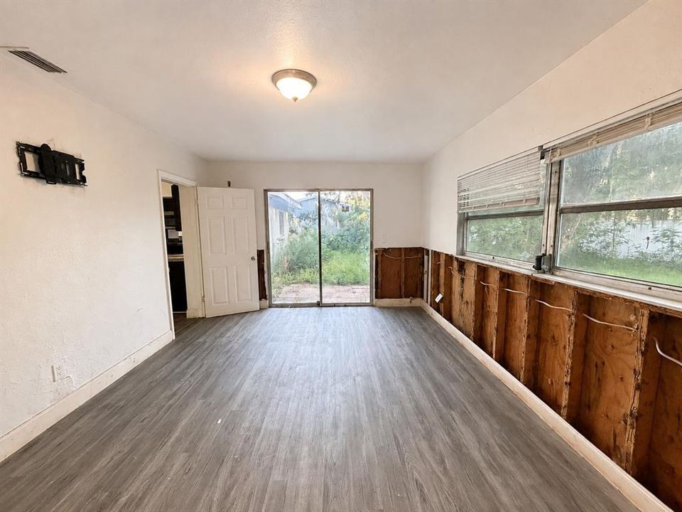 For Sale: $84,900 (3 beds, 1 baths, 948 Square Feet)