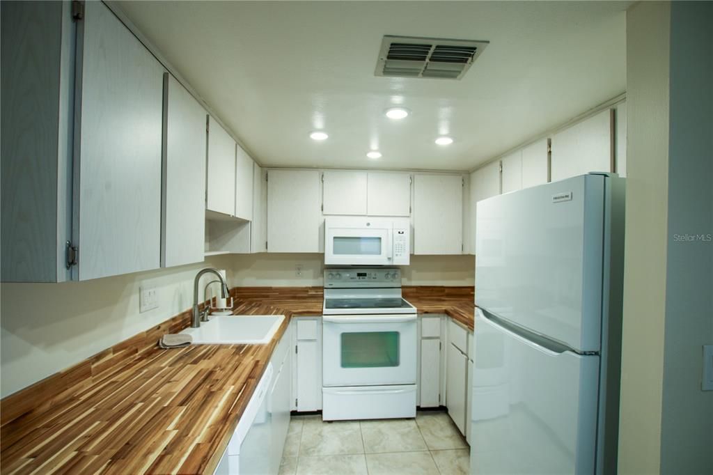 На продажу: $200,999 (2 спален, 2 ванн, 918 Квадратных фут)