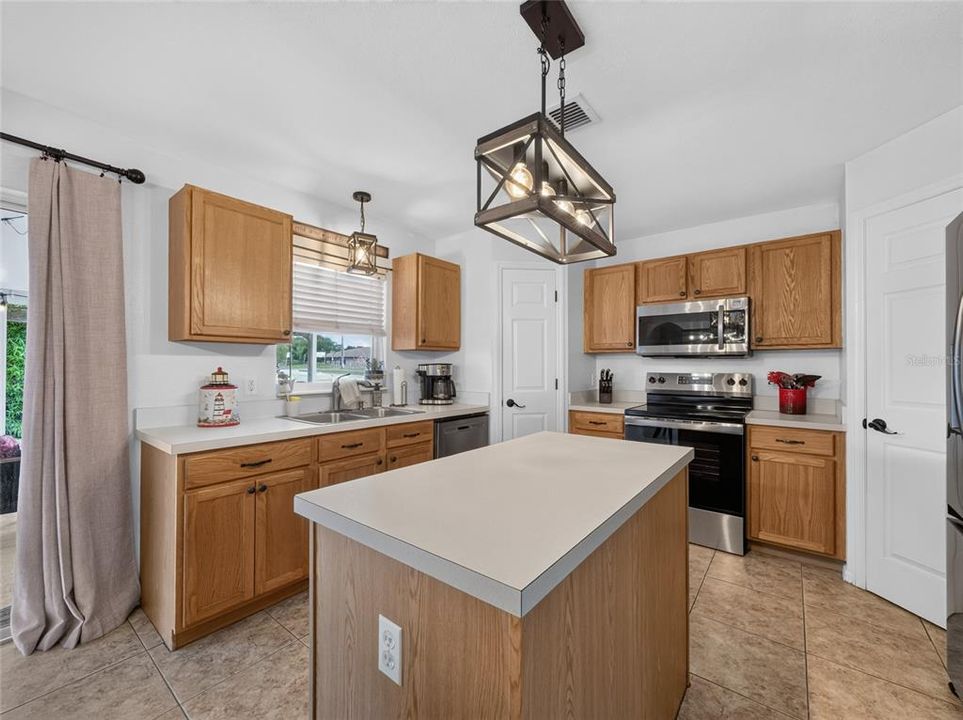 На продажу: $369,900 (4 спален, 2 ванн, 2222 Квадратных фут)