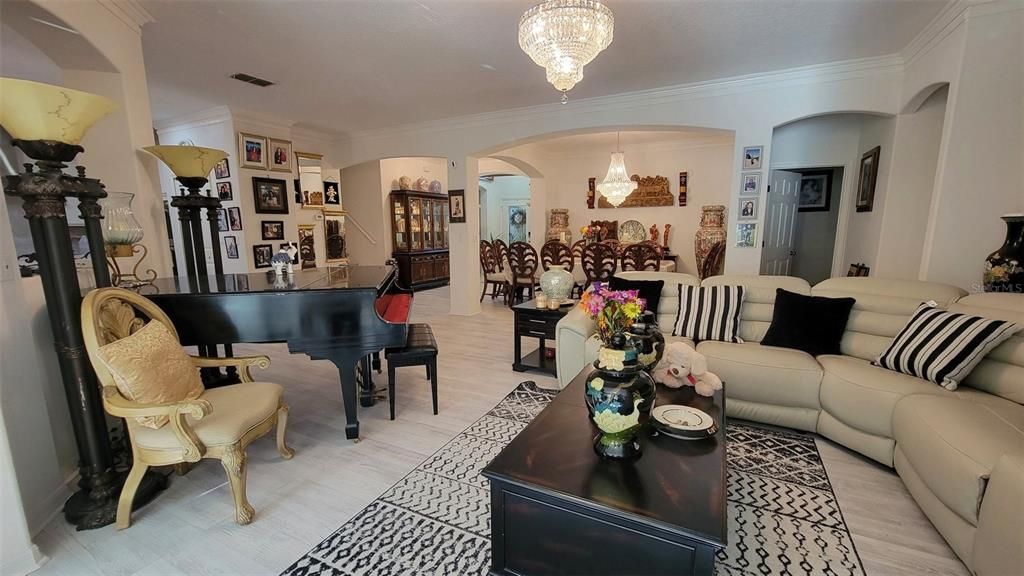 En Venta: $895,000 (6 camas, 4 baños, 3915 Pies cuadrados)