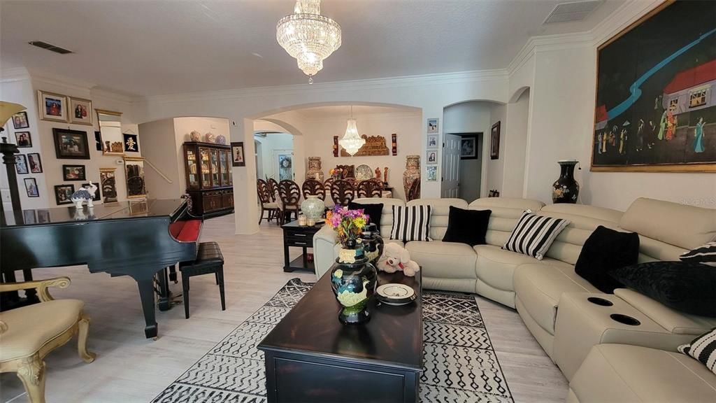 En Venta: $895,000 (6 camas, 4 baños, 3915 Pies cuadrados)
