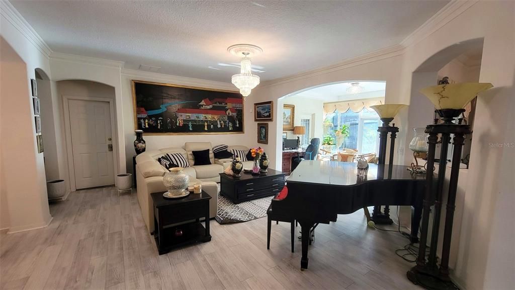 En Venta: $895,000 (6 camas, 4 baños, 3915 Pies cuadrados)