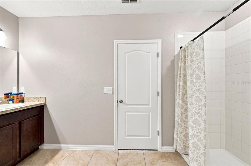 En Venta: $319,000 (4 camas, 2 baños, 1981 Pies cuadrados)