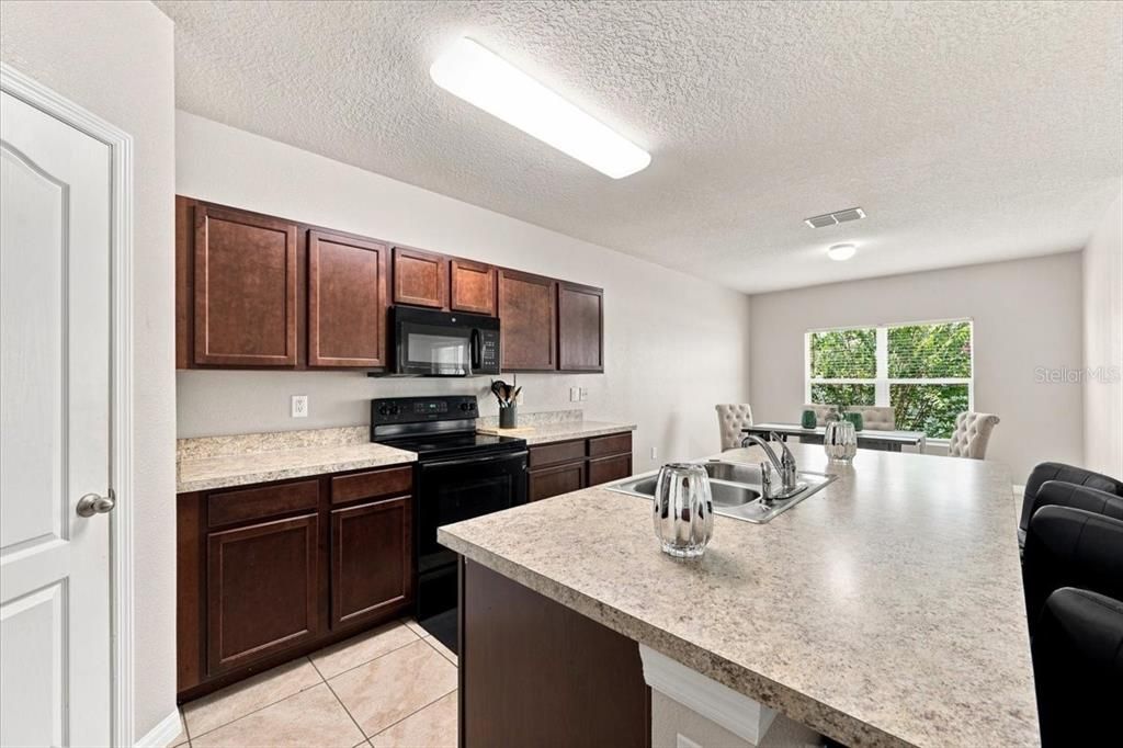 En Venta: $319,000 (4 camas, 2 baños, 1981 Pies cuadrados)