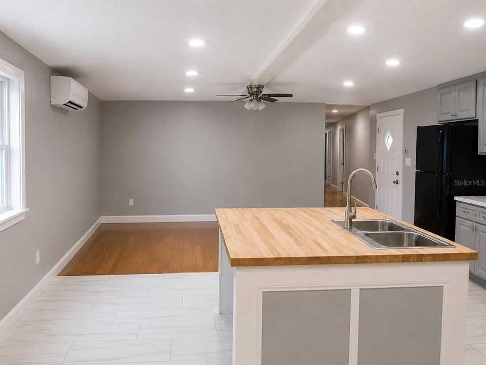 For Sale: $198,999 (3 beds, 2 baths, 924 Square Feet)