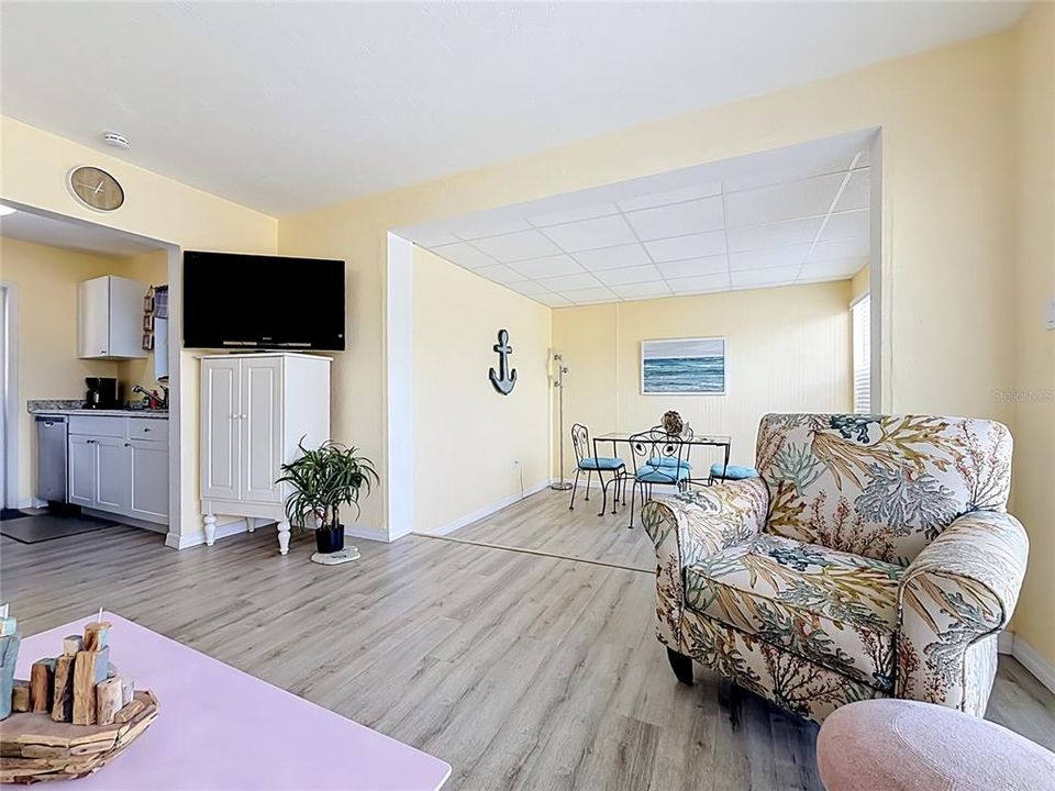 На продажу: $189,900 (2 спален, 1 ванн, 768 Квадратных фут)