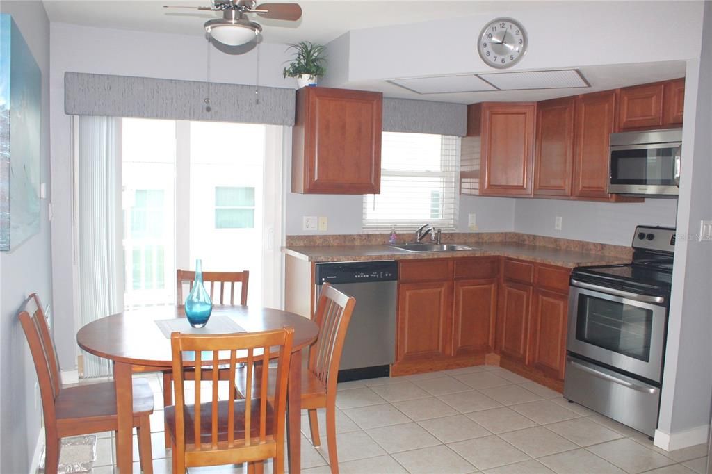 For Sale: $137,900 (1 beds, 1 baths, 710 Square Feet)