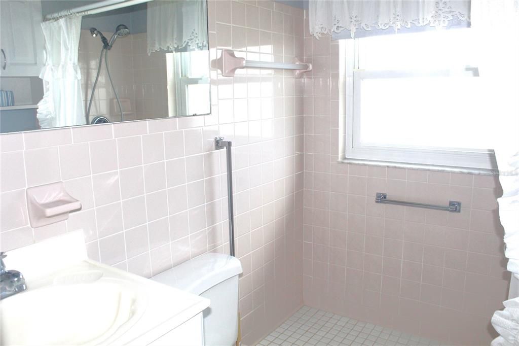 For Sale: $137,900 (1 beds, 1 baths, 710 Square Feet)