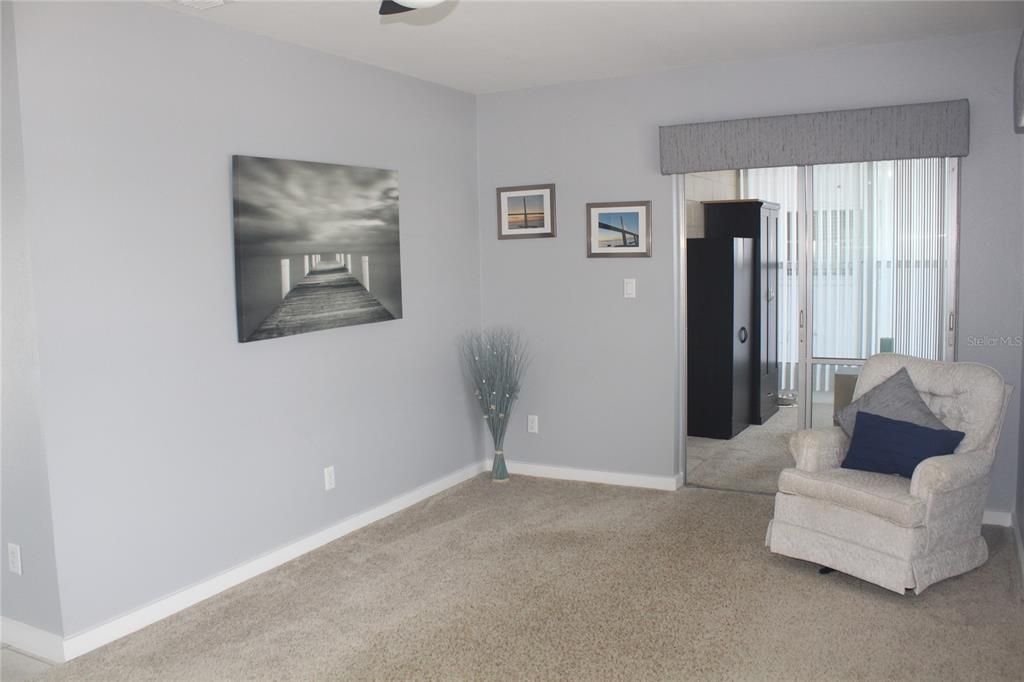 For Sale: $137,900 (1 beds, 1 baths, 710 Square Feet)