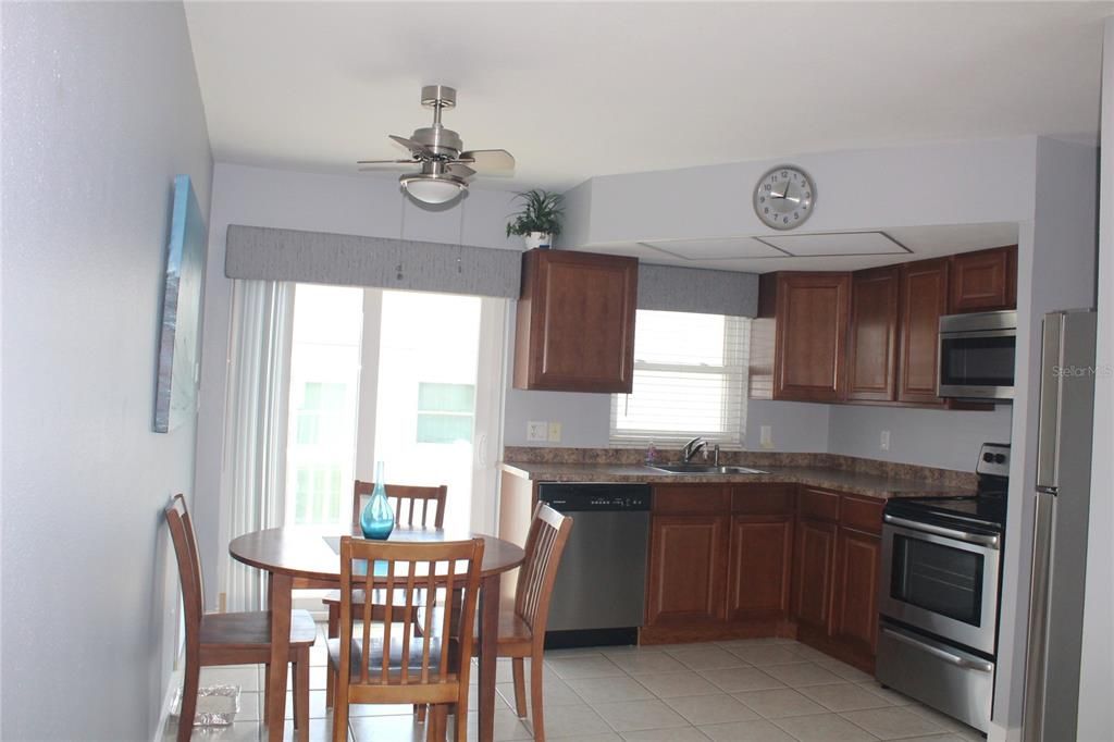 For Sale: $137,900 (1 beds, 1 baths, 710 Square Feet)