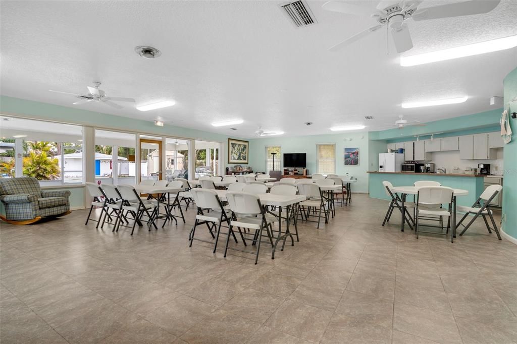For Sale: $137,900 (1 beds, 1 baths, 710 Square Feet)