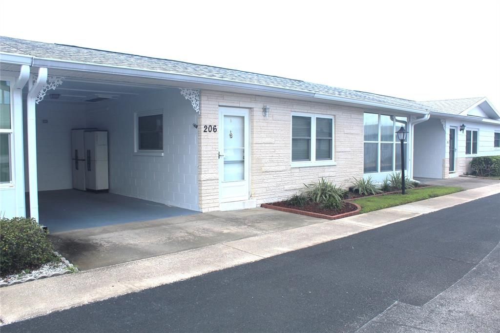 For Sale: $137,900 (1 beds, 1 baths, 710 Square Feet)