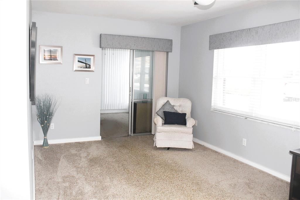 For Sale: $137,900 (1 beds, 1 baths, 710 Square Feet)