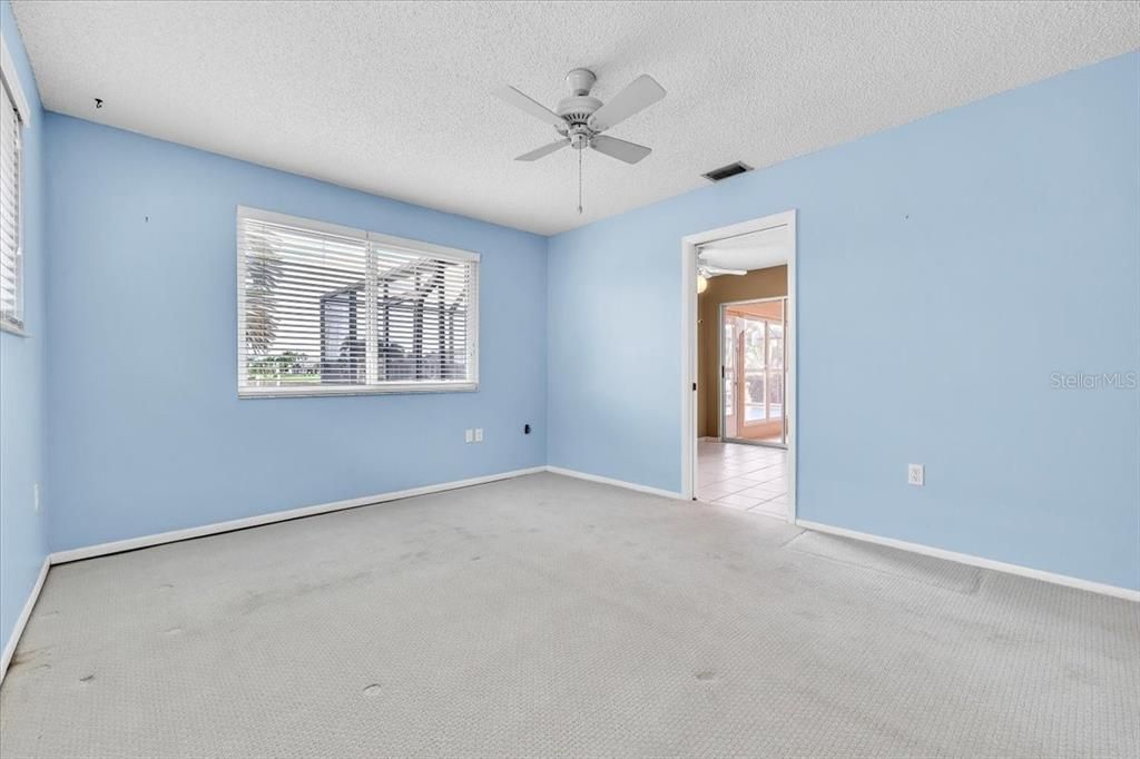 Activo con contrato: $550,000 (3 camas, 2 baños, 1756 Pies cuadrados)
