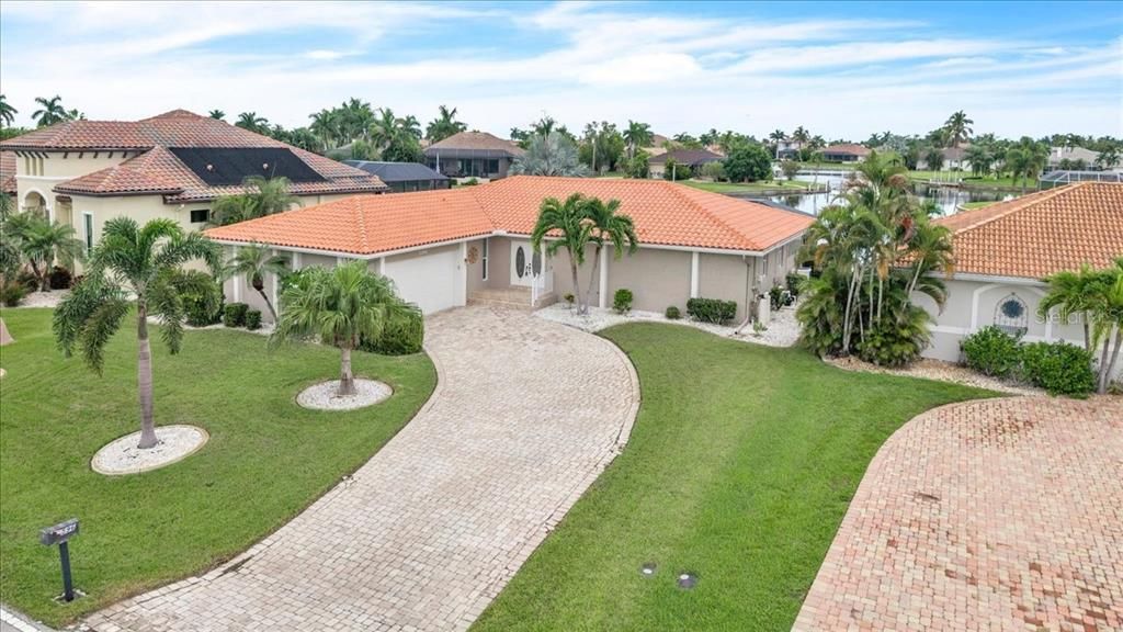 Activo con contrato: $550,000 (3 camas, 2 baños, 1756 Pies cuadrados)