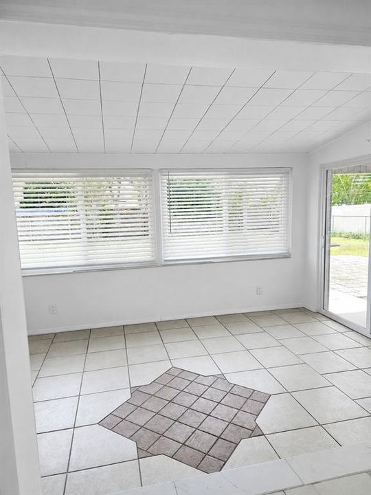 For Rent: $1,645 (2 beds, 1 baths, 900 Square Feet)