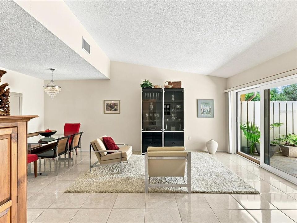 В аренду: $2,300 (2 спален, 2 ванн, 1310 Квадратных фут)
