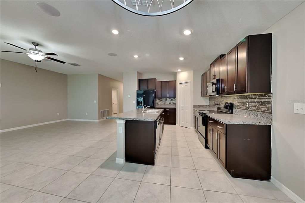 For Rent: $2,109 (4 beds, 2 baths, 1936 Square Feet)
