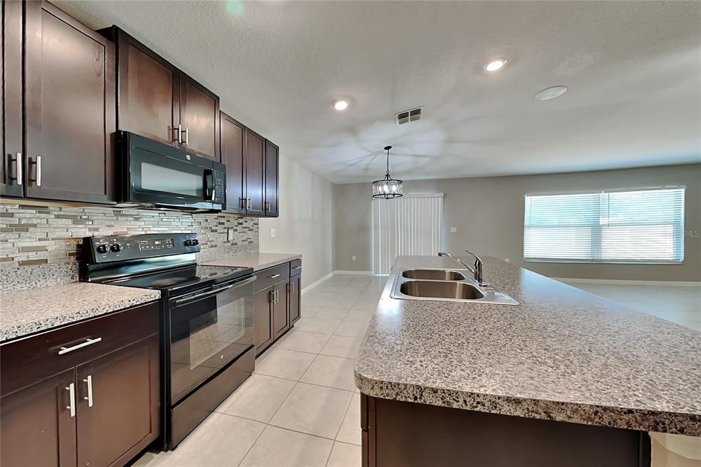 For Rent: $2,109 (4 beds, 2 baths, 1936 Square Feet)