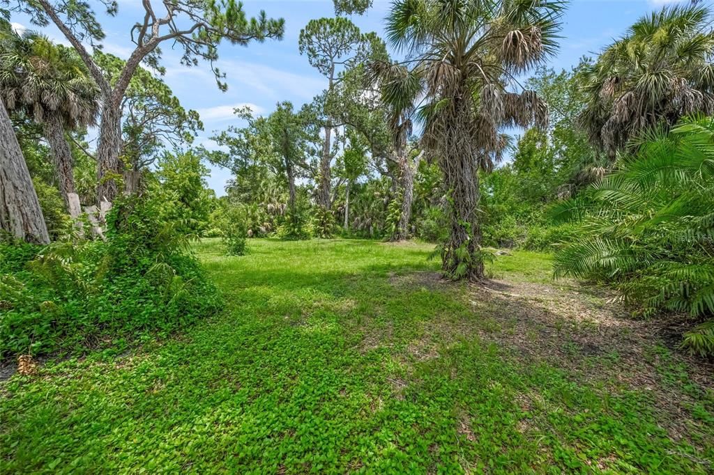 待售: $325,000 (0.60 acres)