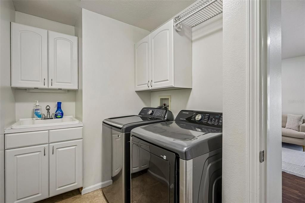 For Sale: $399,999 (4 beds, 2 baths, 1956 Square Feet)