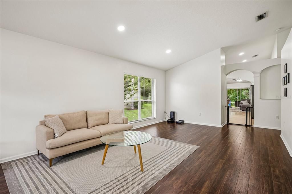 For Sale: $399,999 (4 beds, 2 baths, 1956 Square Feet)